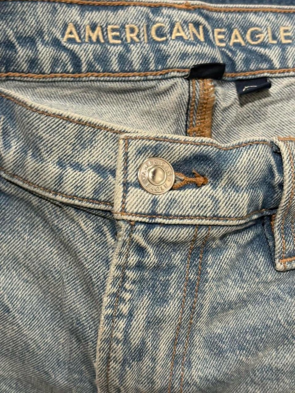 American Eagle Barrel Leg Denim Jeans in Light Wash. - Picture 3 of 5